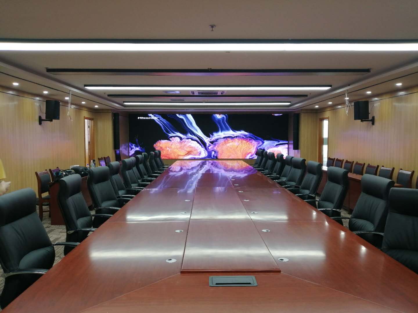 濰坊某事業(yè)單位音、視頻會(huì)議集成項(xiàng)目完工，會(huì)議辦公、音響系統(tǒng)、1.2小間距顯示系統(tǒng)完美融合